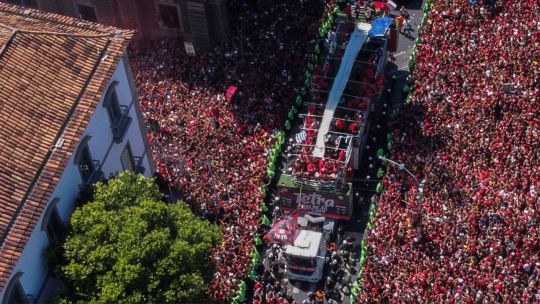 Los festejos de Flamengo en Río de Janeiro: medio millón de hinchas, saqueos y heridos