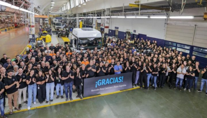 Fin de una era: Mercedes-Benz despide el Centro Industrial Juan Manuel Fangio en Virrey del Pino