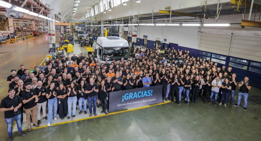 . Mercedes-Benz Camiones y Buses cerró las puertas de su planta en Virrey del Pino y comenzará a producir en el nuevo Centro Industrial Zárate.