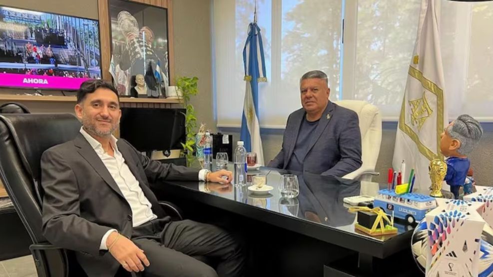 Ariel Vallejos, financista de Sur Finanzas, junto al Chiqui Tapia.