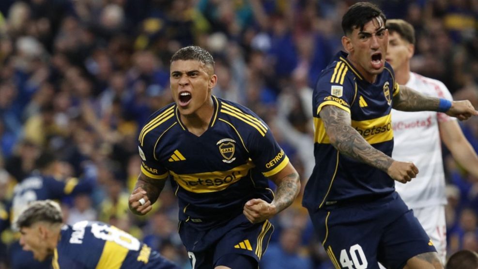 Ayrton Costa celebra su gol para Boca