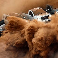 La gente se reúne mientras artistas ambulantes actúan en el desierto de Umm Al Quwain en los Emiratos Árabes Unidos. Foto de FADEL SENNA / AFP | Foto:AFP