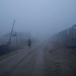 Un residente camina en una desa niebla en Pristina. Foto de Armmed Nimani/ AFP | Foto:AFP