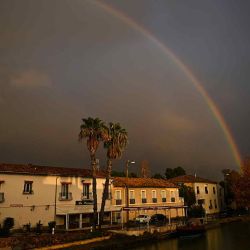 Un arco iris se extiende sobre el Canal du Midi en Villeneuve-les-Beziers, en el sur de Francia. Foto de GABRIEL BOUYS / AFP | Foto:AFP