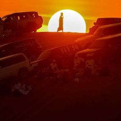 La gente se reúne y observa mientras los acróbatas realizan actuaciones en el desierto de Umm Al Quwain, en los Emiratos Árabes Unidos. Foto de FADEL SENNA / AFP | Foto:AFP