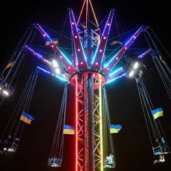Los visitantes montan un carrusel en el mercado navideño de Kyiv. Foto de Sergei GAPON / AFP | Foto:AFP