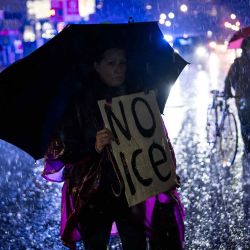Las personas marchan mientras protestan en Nueva Orleans Luisiana, en medio de informes de que ICE y la Patrulla Fronteriza. Foto de Adam GRAY / AFP | Foto:AFP