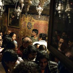Los turistas visitan la Gruta, que se cree es el lugar de nacimiento de Jesucristo, en la Iglesia de la Natividad en Belén, en Cisjordania. Foto de JOHN WESSELS / AFP | Foto:AFP