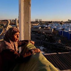 Una mujer cuelga su ropa en un edificio dañado con vista al campo de Nuseirat para palestinos desplazados en el centro de la Franja de Gaza. Foto de Eyad Baba / AFP | Foto:AFP