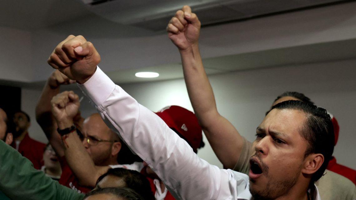 Supporters of Honduran presidential candidate for the opposition Liberal party, Salvador Nasralla, shout slogans the day after the presidential election in Tegucigalpa on December 1, 2025.