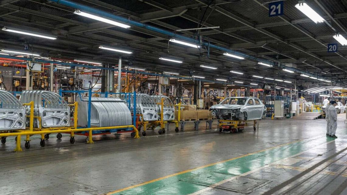 Crisis industrial en Argentina: capacidad instalada cae al 61% y sector textil se desploma al 32,5%