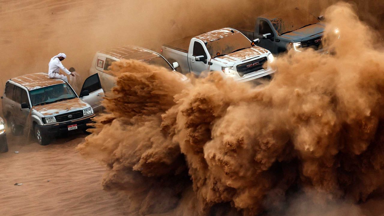 La gente se reúne mientras artistas ambulantes actúan en el desierto de Umm Al Quwain en los Emiratos Árabes Unidos. Foto de FADEL SENNA / AFP | Foto:AFP