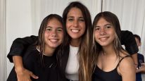 Charis y Bella junto a su madre, Cinthia Fernández