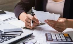 Informes del INDEC y la IETSE revelan que el uso de ahorros para gastos cotidianos se duplicó en dos décadas