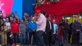 Nicolás Maduro baila "changa tronic" en público ante la amenaza de Donald Trump de intervenir en Venezuela