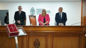 Carmen Delgado junto a los secretarios del Poder Legislativo. 