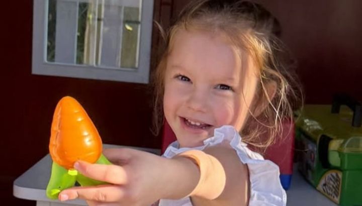 El look de Anita García Moritán para su muestra de fin de año: total pink y peinado espejo con Pampita
