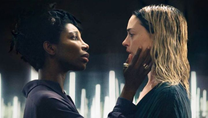 Presentan el tráiler del drama musical "Mother Mary" con Anne Hathaway y Michaela Coel