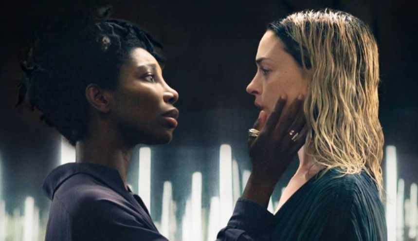 Michaela Coel y Anne Hathaway