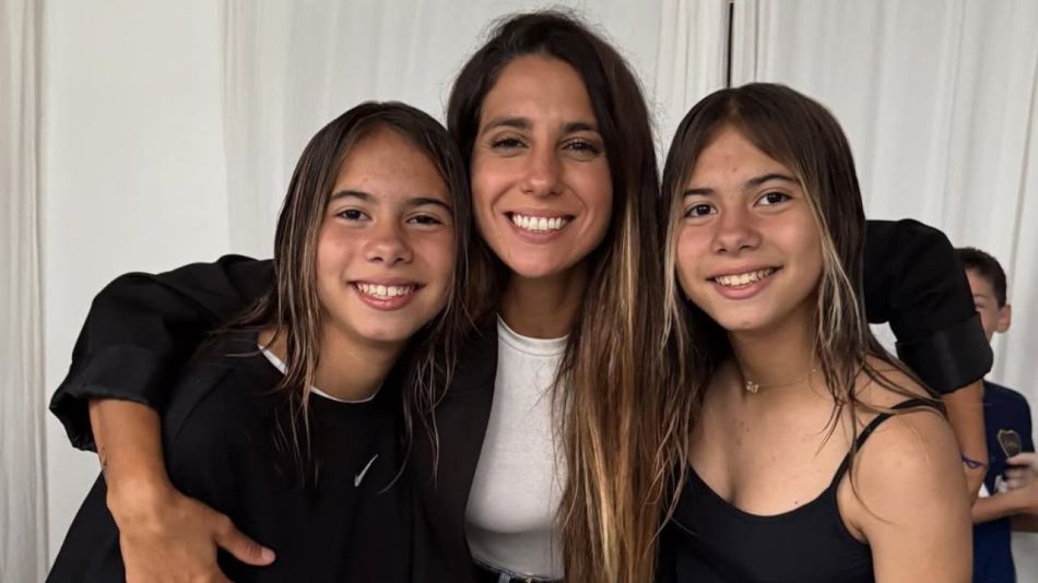 Charis y Bella junto a su madre, Cinthia Fernández