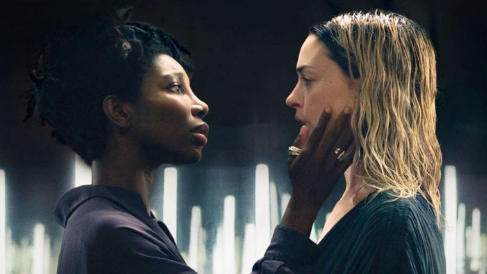 Michaela Coel y Anne Hathaway
