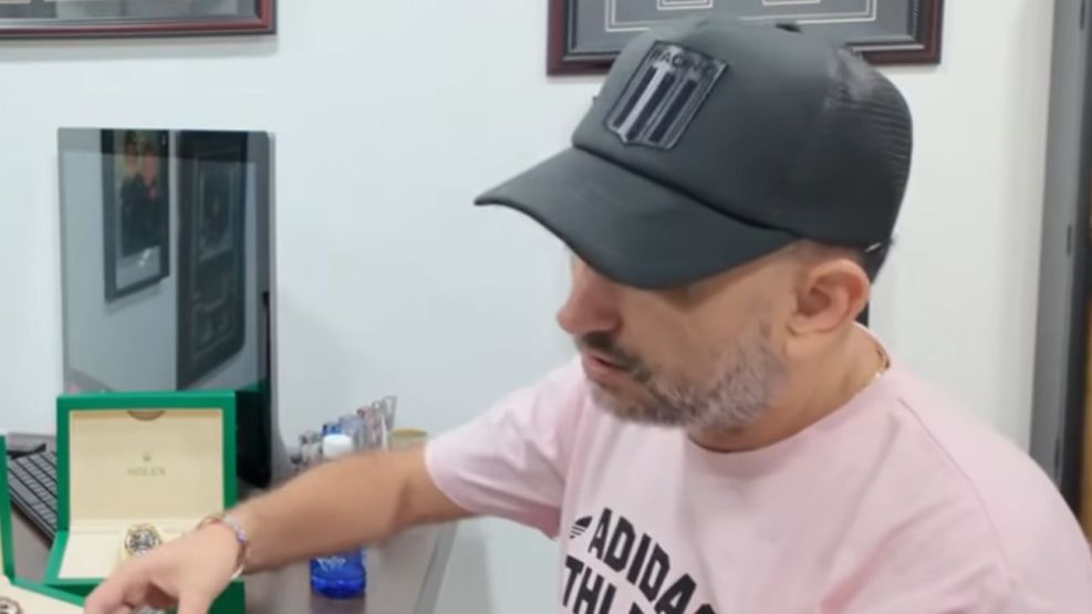 Ariel Vallejo, dueño de Sur Finanzas, compró un Rolex en Miami mientras usaba una gorra de Racing