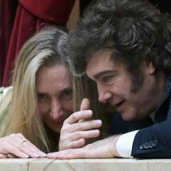 El presidente de Argentina, habla con la Secretaria General de la Presidencia de Argentina, Karina Milei, mientras asisten a la ceremonia de juramento en la Cámara de Diputados del Congreso de Argentina. Foto de JUAN MABROMATA / AFP | Foto:AFP