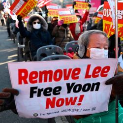 Partidarios del destituido presidente de Corea del Sur Yoon Suk Yeol, sostienen un cartel que dice "¡Quiten a Lee, liberen a Yoon ahora!" frente a la Asamblea Nacional en Seúl. Foto de Jung Yeon-je / AFP | Foto:AFP