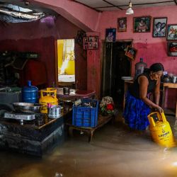 Un residente lleva un cilindro de GLP (gas licuado de petróleo) a través de una casa inundada tras las inundaciones repentinas provocadas por el ciclón Ditwah, en Wellampitiya, en las afueras de Colombo. Foto de Ishara S. KODIKARA / AFP | Foto:AFP