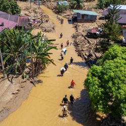 Vista aérea de habitantes del pueblo atravesando el flujo de lodo para encontrar un refugio tras las inundaciones repentinas en la aldea Tukka, Tapanuli Central, provincia de Sumatra del Norte. Foto de YT Hariono / AFP | Foto:AFP