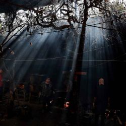 Palestinos desplazados preparan comida sobre un fuego en un refugio en el recinto de la Iglesia Católica de la Sagrada Familia en la ciudad de Gaza. Foto de Omar AL-QATTAA / AFP | Foto:AFP