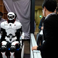 La gente observa un robot humanoide Kawasaki Kaleido mientras es retirado en carrito después de una demostración en la Exposición Internacional de Robots en Tokio. Foto de GREG BAKER / AFP | Foto:AFP