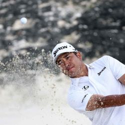 Hideki Matsuyama de Japón realiza un golpe desde un búnker en el hoyo 16 antes del Hero World Challenge 2025 en el Albany Golf Course, Bahamas. Foto de Jared C. Tilton / AFP | Foto:AFP