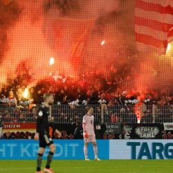 Aficionados del Union Berlin encienden bengalas durante el partido de octavos de final de la Copa de Alemania, en Berlín. Foto de Odd ANDERSEN / AFP | Foto:AFP