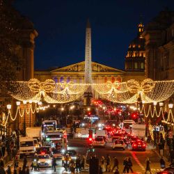 Peatones cruzan la Rue Royale con las iluminaciones navideñas y la Place de la Concorde al fondo en París. Foto de Dimitar DILKOFF / AFP | Foto:AFP