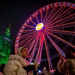 Los visitantes pasan junto a la noria en el mercado navideño del centro de Varsovia. Foto de Wojtek RADWANSKI / AFP | Foto:AFP