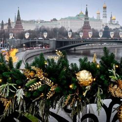 El Kremlin se ve a través de las decoraciones navideñas en la orilla del río Moskva en el centro de Moscú. Foto de Alexander NEMENOV / AFP | Foto:AFP