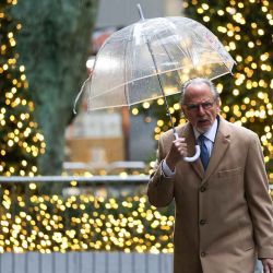 Un hombre lleva un paraguas bajo la lluvia mientras pasa junto a las decoraciones navideñas en Midtown Manhattan, en la ciudad de Nueva York. Foto de TIMOTHY A. CLARY / AFP | Foto:AFP
