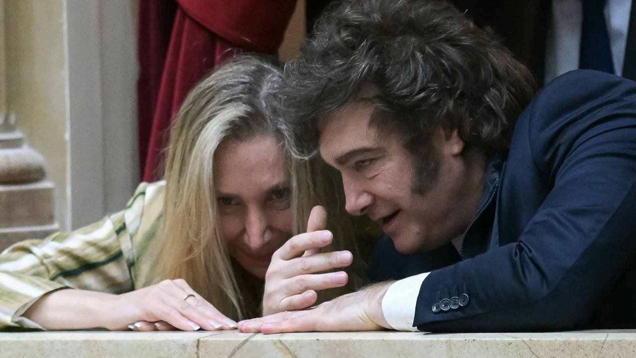 El presidente de Argentina, habla con la Secretaria General de la Presidencia de Argentina, Karina Milei, mientras asisten a la ceremonia de juramento en la Cámara de Diputados del Congreso de Argentina. Foto de JUAN MABROMATA / AFP | Foto:AFP