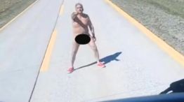 En plena ruta un hombre desnudo atacó un auto argentino.