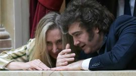 El presidente de Argentina, habla con la Secretaria General de la Presidencia de Argentina, Karina Milei, mientras asisten a la ceremonia de juramento en la Cámara de Diputados del Congreso de Argentina. Foto de JUAN MABROMATA / AFP