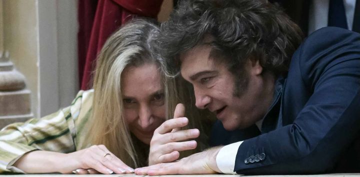 El presidente de Argentina, habla con la Secretaria General de la Presidencia de Argentina, Karina Milei, mientras asisten a la ceremonia de juramento en la Cámara de Diputados del Congreso de Argentina. Foto de JUAN MABROMATA / AFP