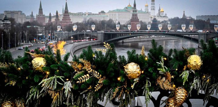 El Kremlin se ve a través de las decoraciones navideñas en la orilla del río Moskva en el centro de Moscú. Foto de Alexander NEMENOV / AFP