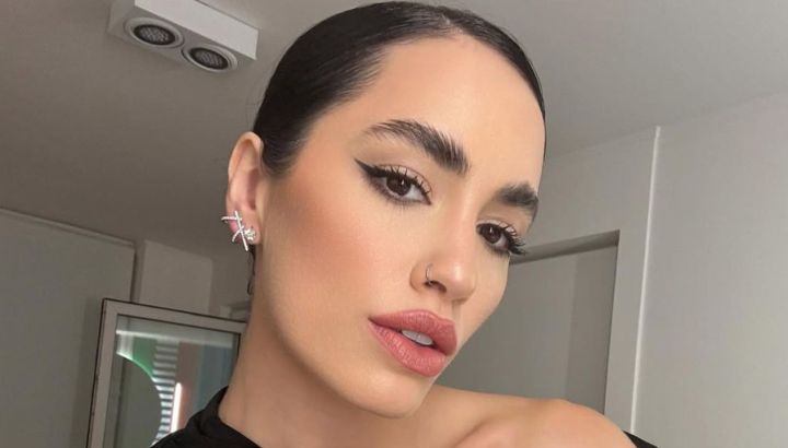 El audaz look de Lali Espósito de bucaneras y zapatos con el que marcó tendencia en la presentación de su documental