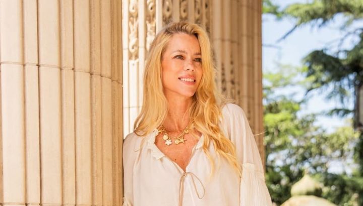 Ni sandalias ni zapatillas: Nicole Neumann posó con el calzado canchero y fresco para darle la bienvenida al verano