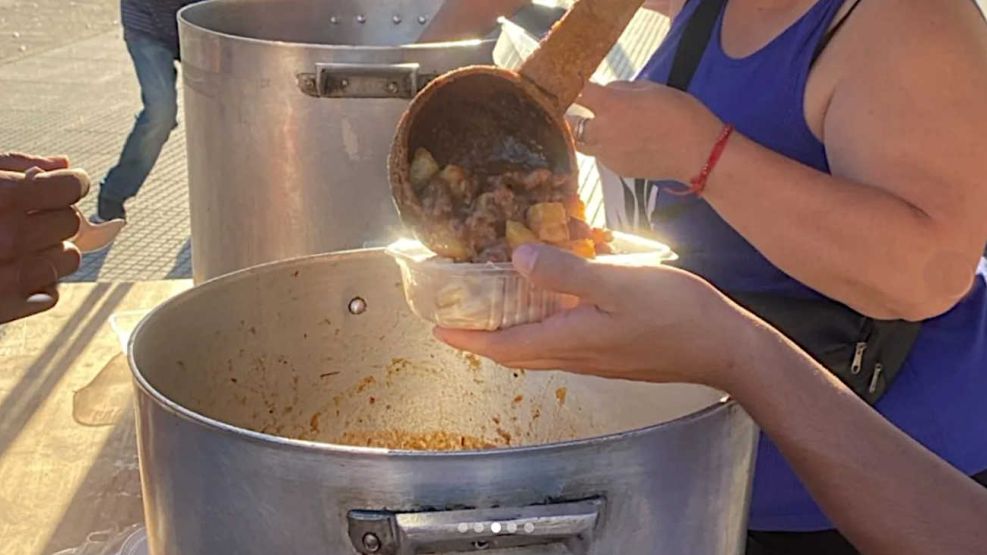 Barrios de pie instalará una olla popular en la puerta de la casa de Manuel Adorni