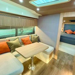 Una embarcación se distingue por su equilibrio entre potencia y confort.