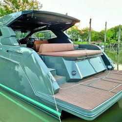 Una embarcación se distingue por su equilibrio entre potencia y confort.