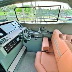 Una embarcación se distingue por su equilibrio entre potencia y confort.