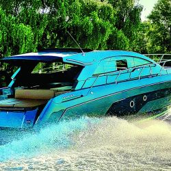 Una embarcación se distingue por su equilibrio entre potencia y confort.